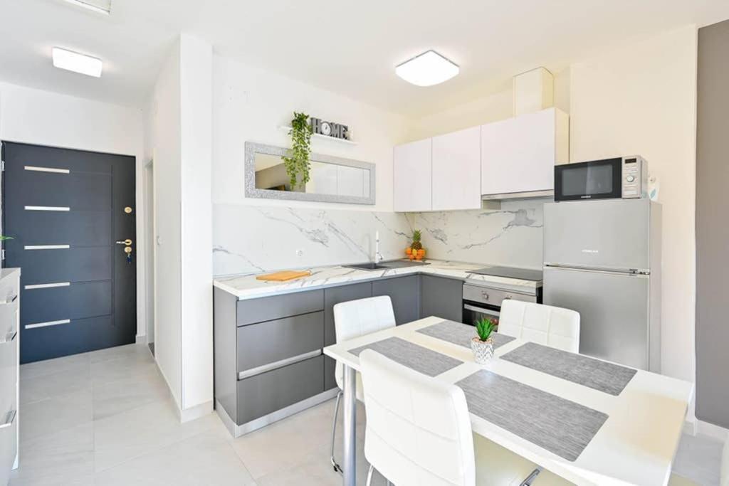 Apartment Noemi With A Direct Beach View Rabac Extérieur photo