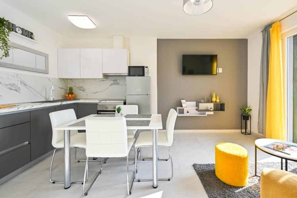 Apartment Noemi With A Direct Beach View Rabac Extérieur photo